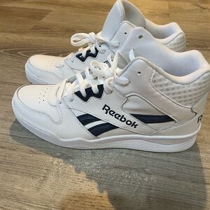 Men’s reebok size 9 sneakers white and navy blue
